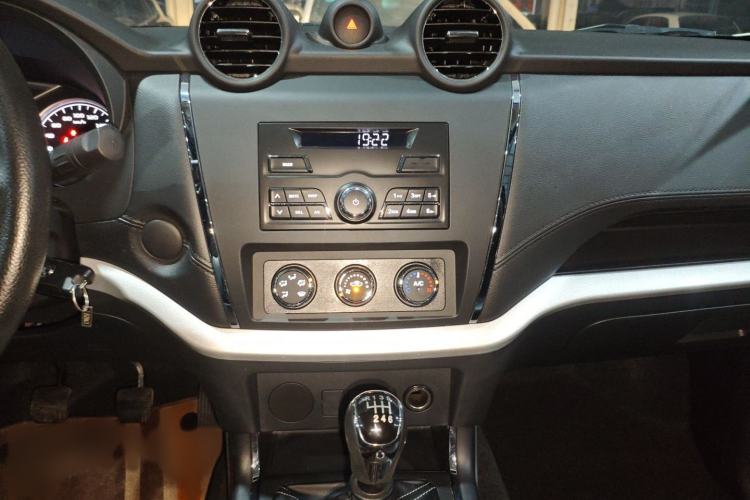 Used Dongfeng Ruichi 6 2023 Revised Version 2.3T Manual Two-Wheel Drive Diesel Standard Trim with Long Cargo Bed
