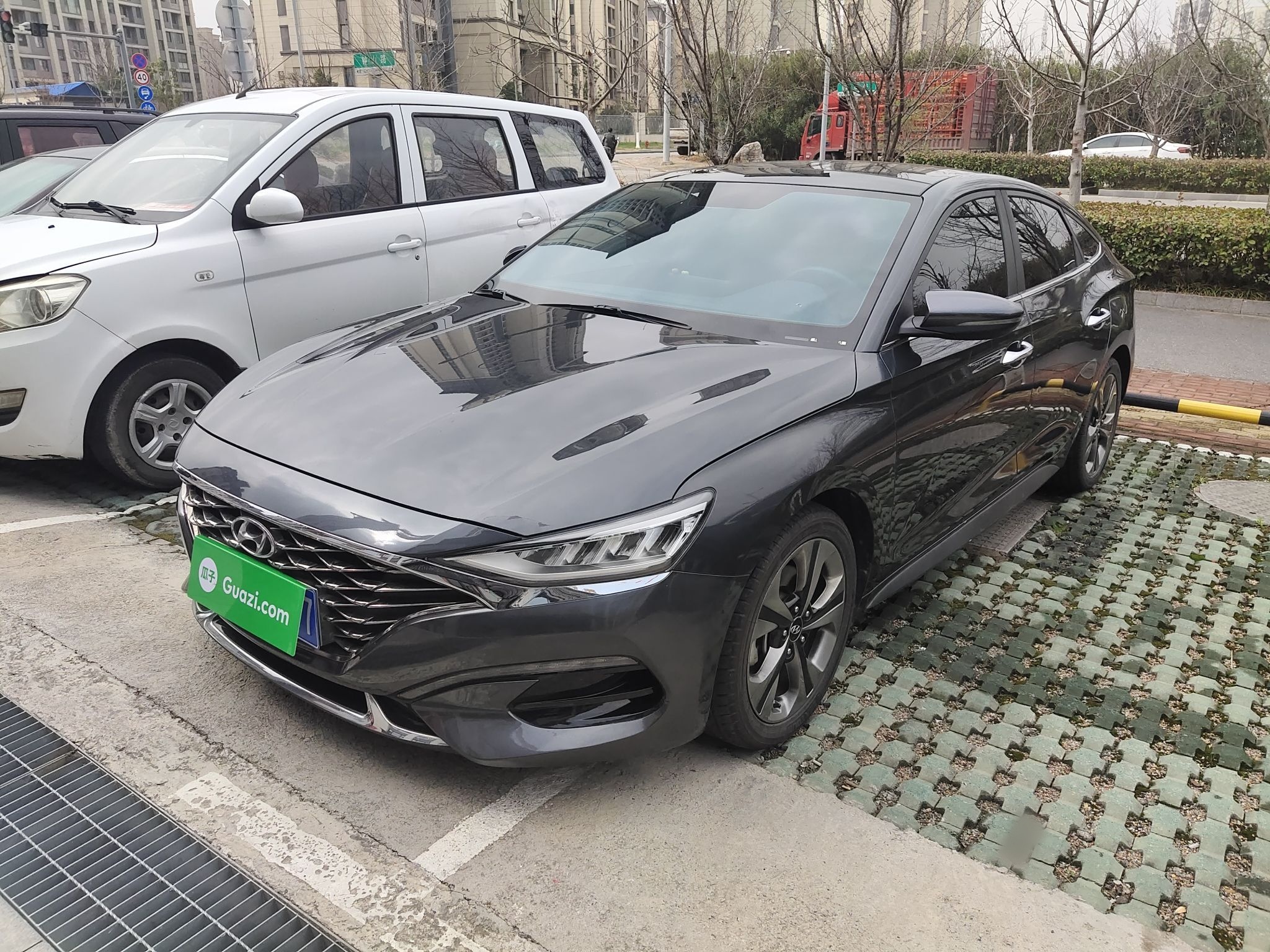 تحت مقدمة السيارة