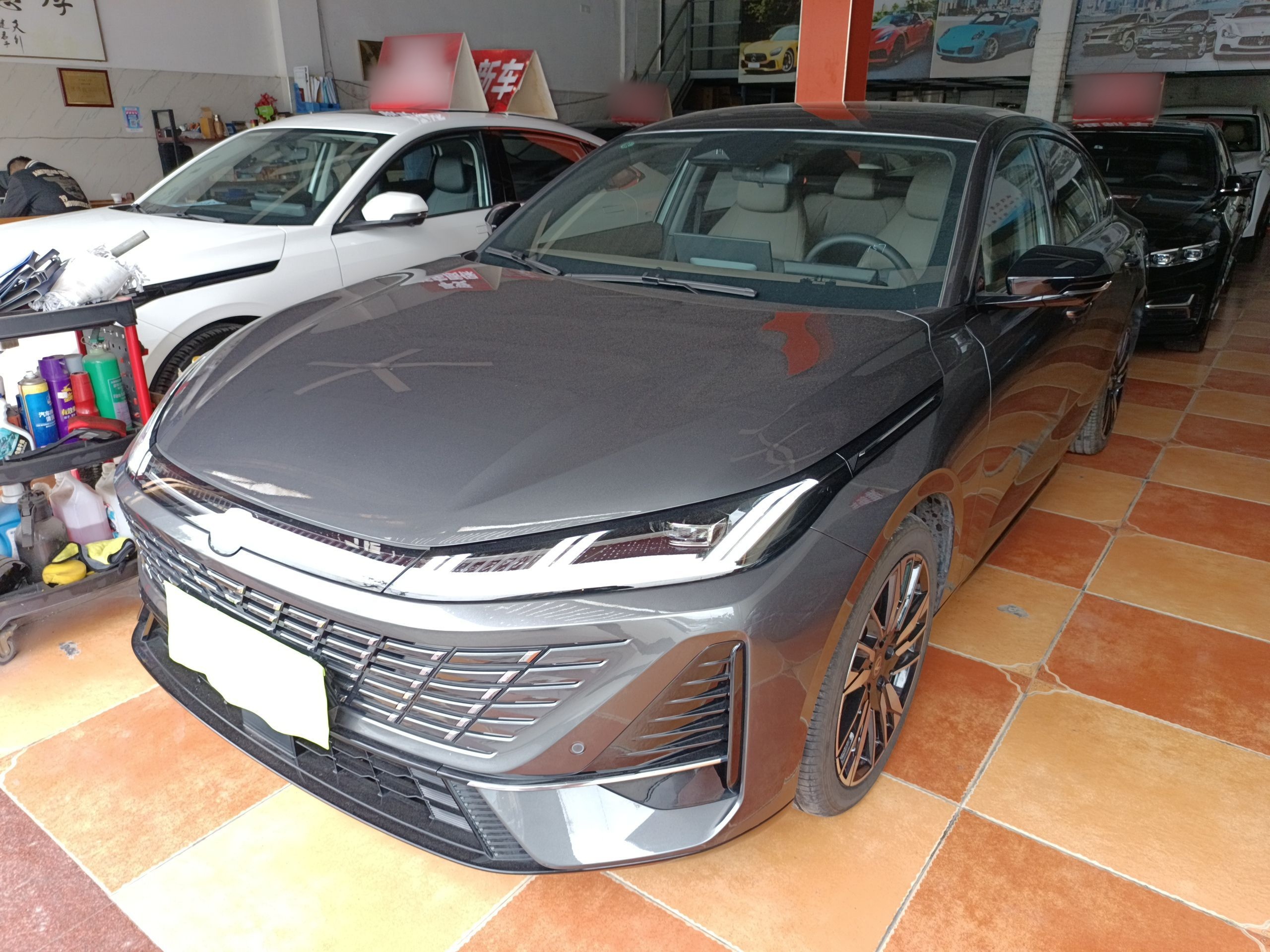 تحت مقدمة السيارة