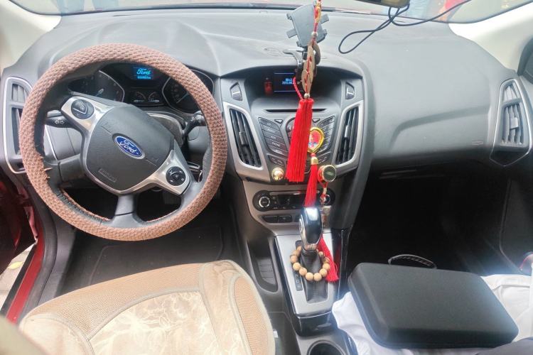 Used Ford Focus 2012 Sedan 1.6L Automatic Fashion Edition Center Console