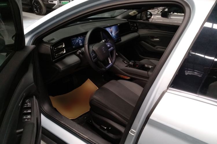 Used BYD Qin L 2025 DM-i Smart Drive 120KM Superior Model Left Front Seat