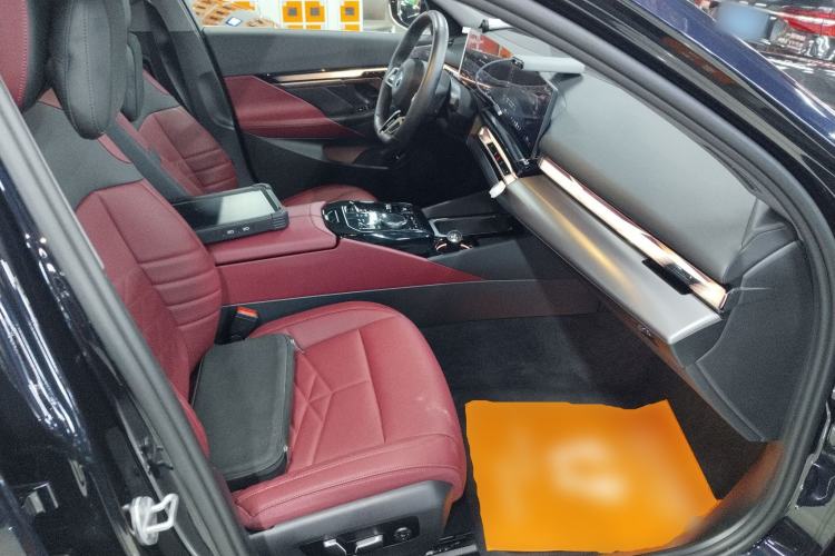 Used BMW i5 2025 eDrive 40L M Sport Package Right Front Seat