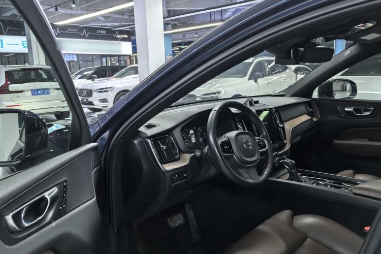 Used Volvo XC60 2021 T5 4x4 Smart Luxury Edition Interior 5