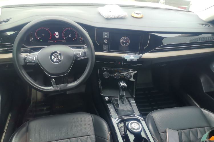 Used Volkswagen Passat 2019 330TSI Luxury Edition China VI Standard Center Console