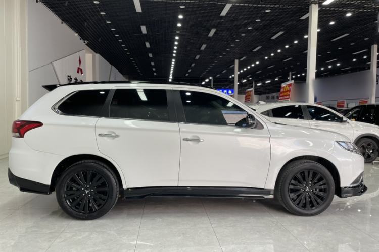 Used Mitsubishi Outlander 2021 2.4L 4x4 DynaDrive Edition 5 Seats Exterior 4