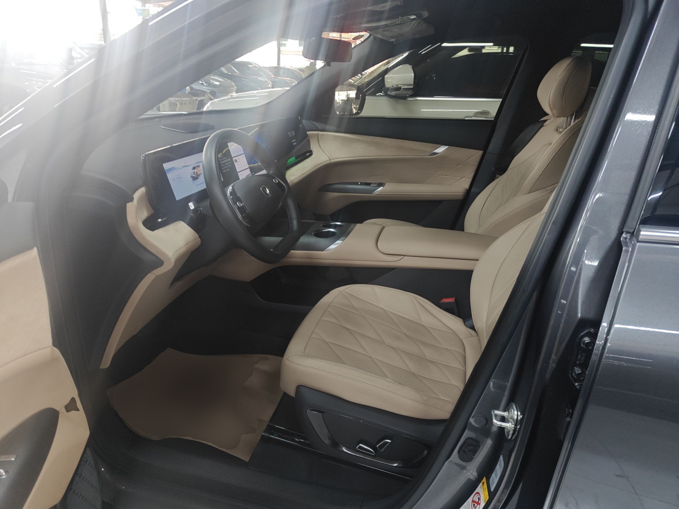 المقاعد الأمامية داخل السيارة