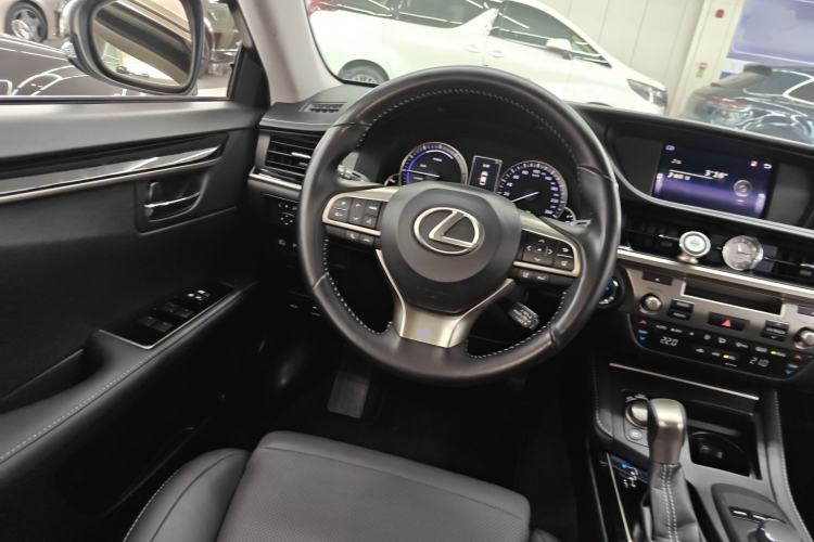 Used Lexus ES 2015 300h Comfort Edition
