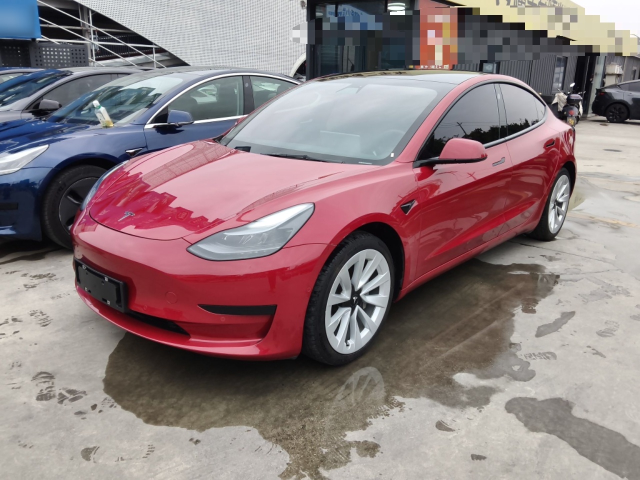 تحت مقدمة السيارة