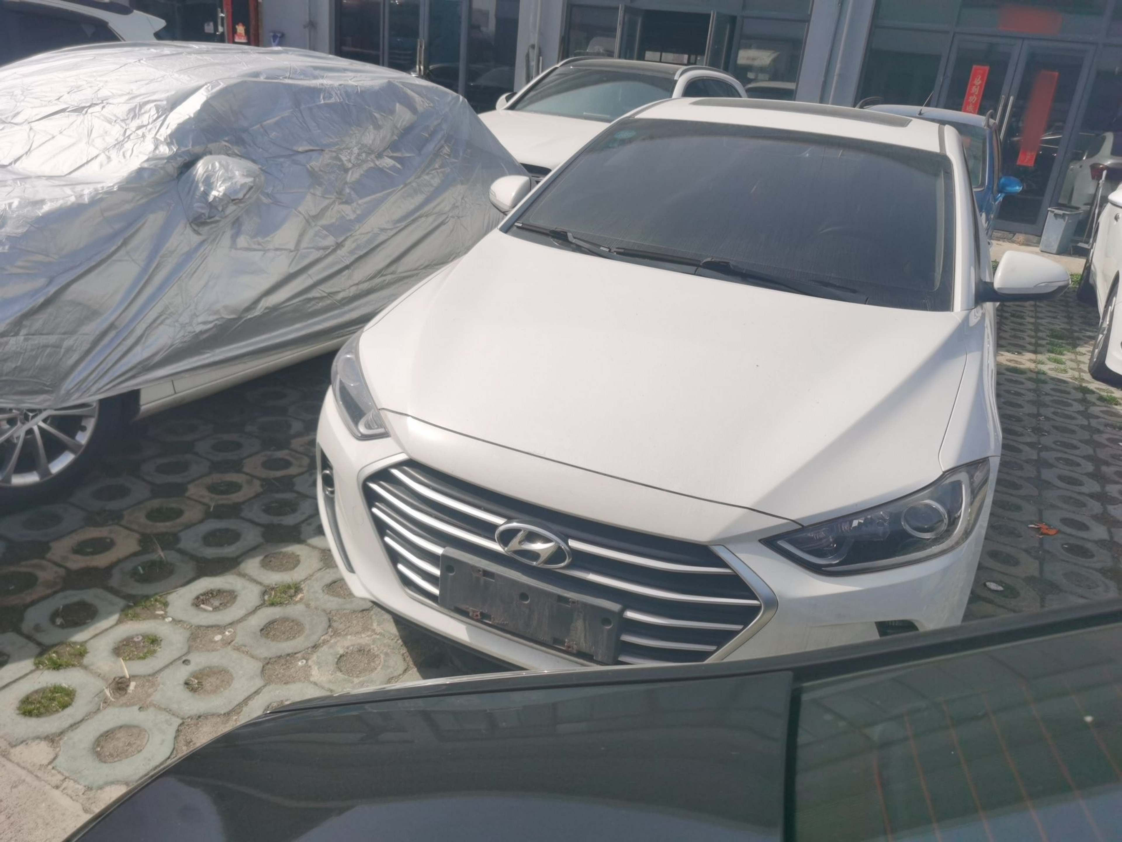 Под передней частью автомобиля