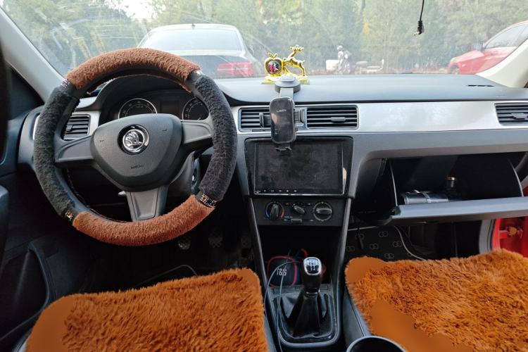 Used Skoda Rapid Spaceback 2016 Revised Version 1.4L Manual Front-Drive Edition Center Console