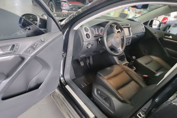 Used Volkswagen Tiguan L 2015 1.8TSI Manual Two-Wheel-Drive Limited Edition