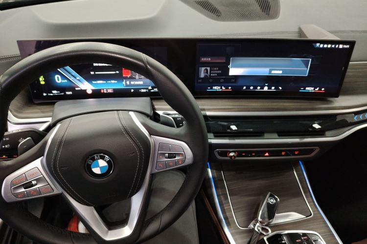 Used BMW X7 2023 xDrive40i Luxury Package with Leading Features Center Console