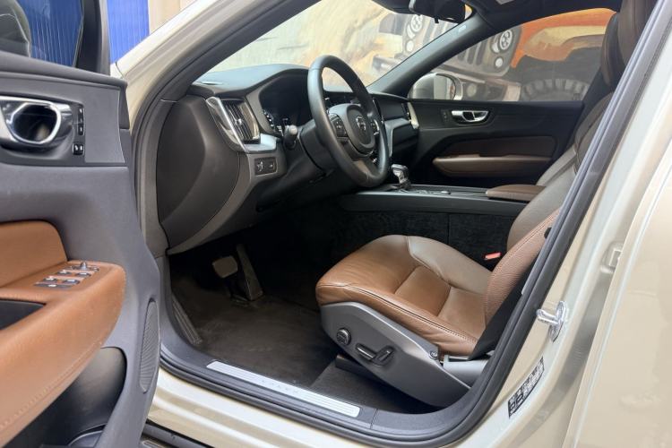 Used Volvo XC60 2021 T5 4x4 Smart Luxury Edition Interior 2