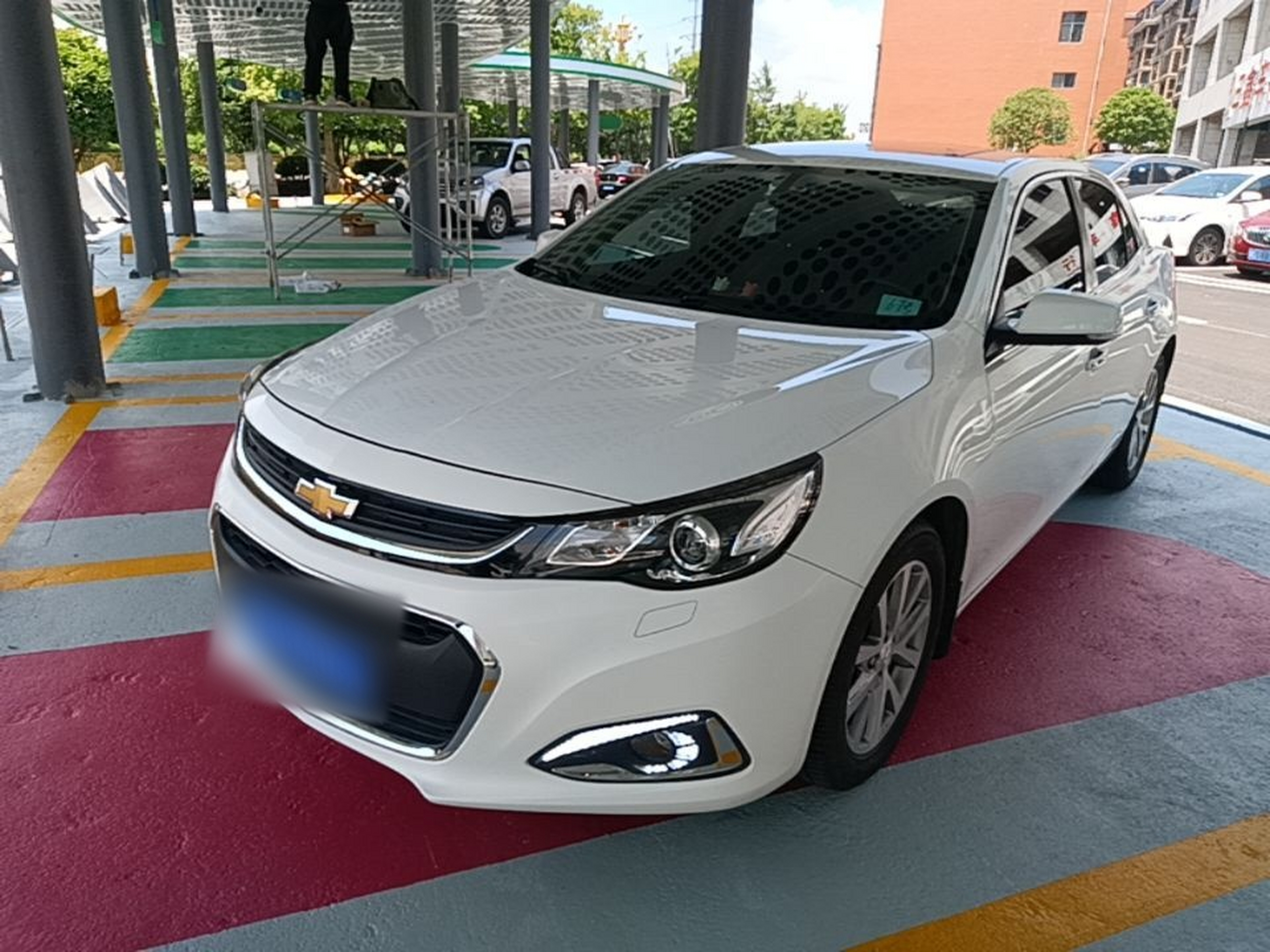 Под передней частью автомобиля