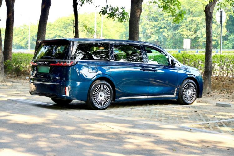 Used VOYAH Dream 2025 PHEV Four-Wheel Drive Prestige Kunpeng Edition