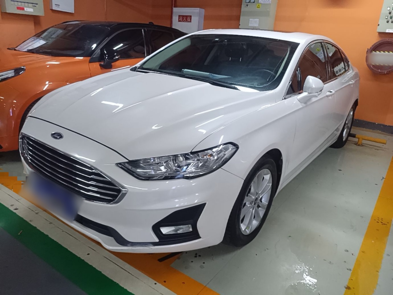 Под передней частью автомобиля