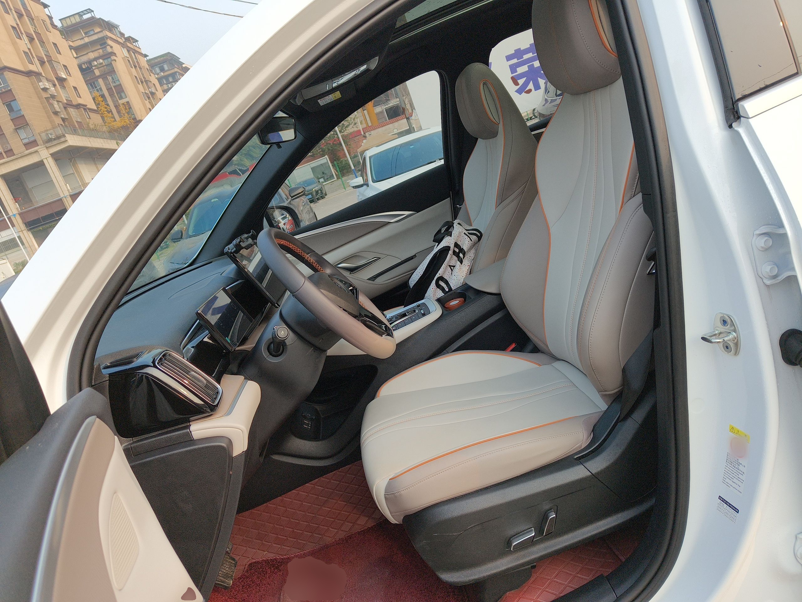 المقاعد الأمامية داخل السيارة