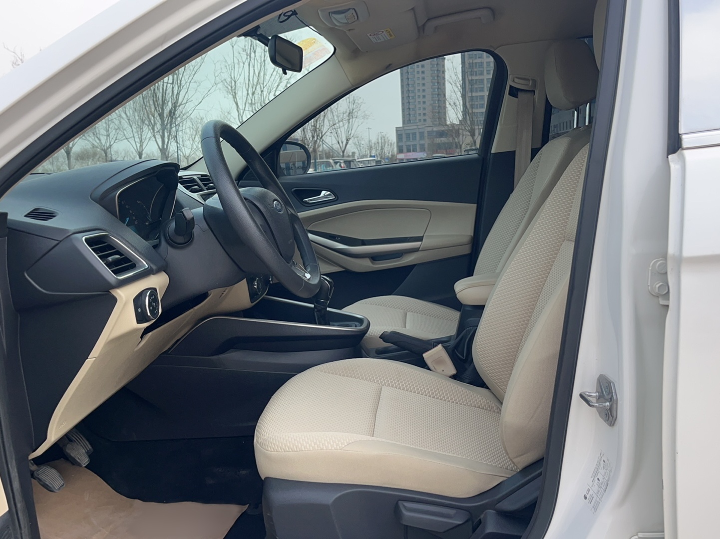 Переднее сиденье в автомобиле