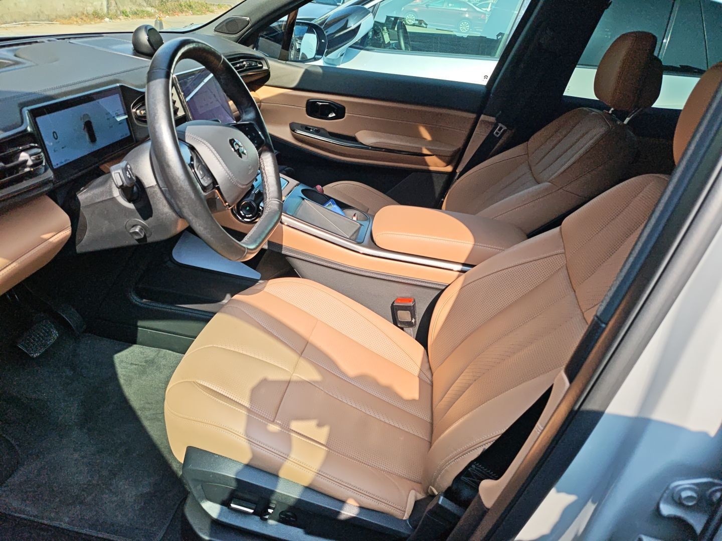 المقاعد الأمامية داخل السيارة