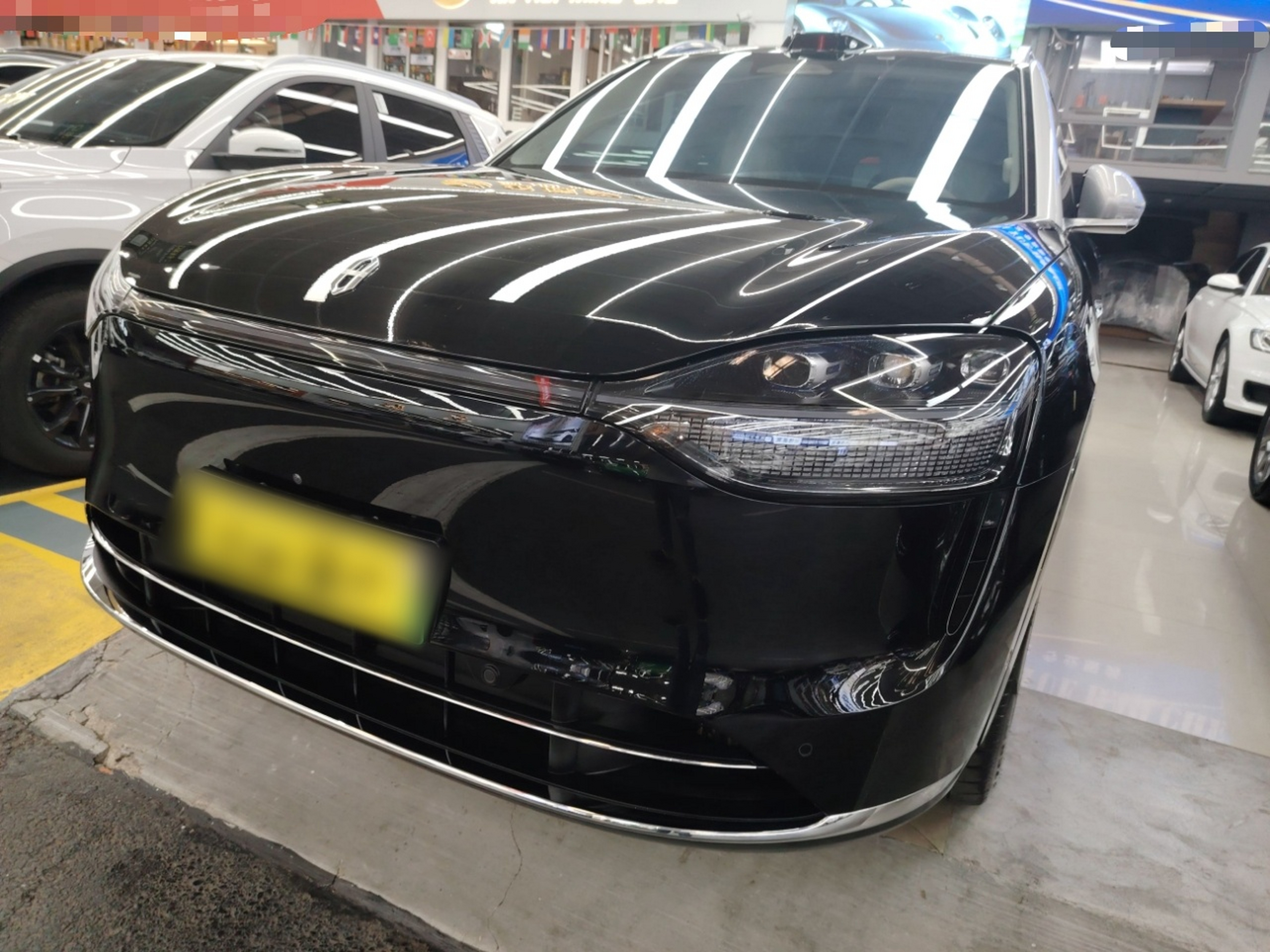 تحت مقدمة السيارة