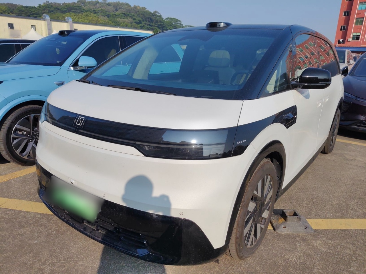 Под передней частью автомобиля