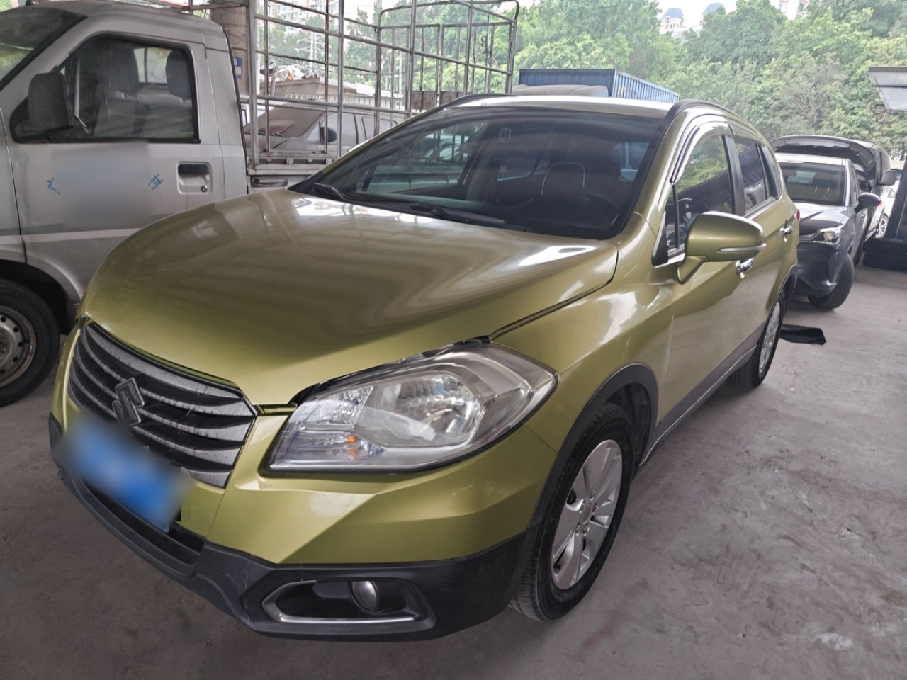 تحت مقدمة السيارة