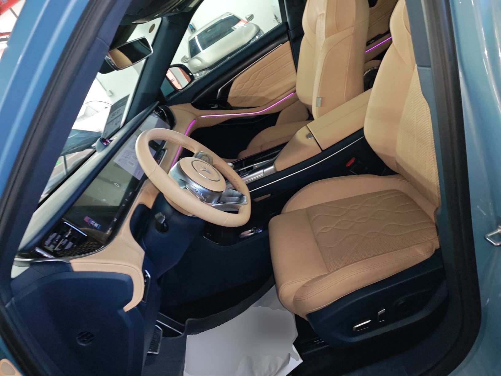 المقاعد الأمامية داخل السيارة