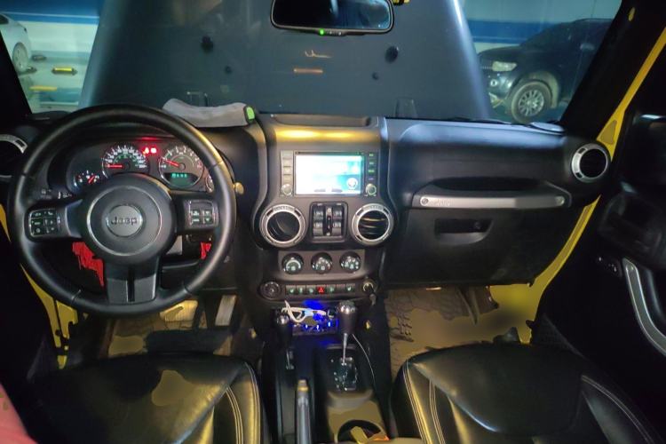 Used Jeep Wrangler 2015 3.0L Sahara Four-Door Comfort Edition Center Console