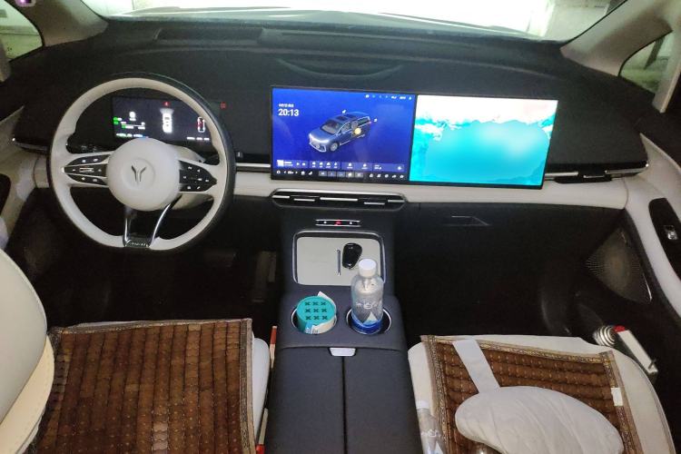 Used VOYAH Dream 2025 PHEV Four-Wheel Drive Prestige Kunpeng Edition Center Console