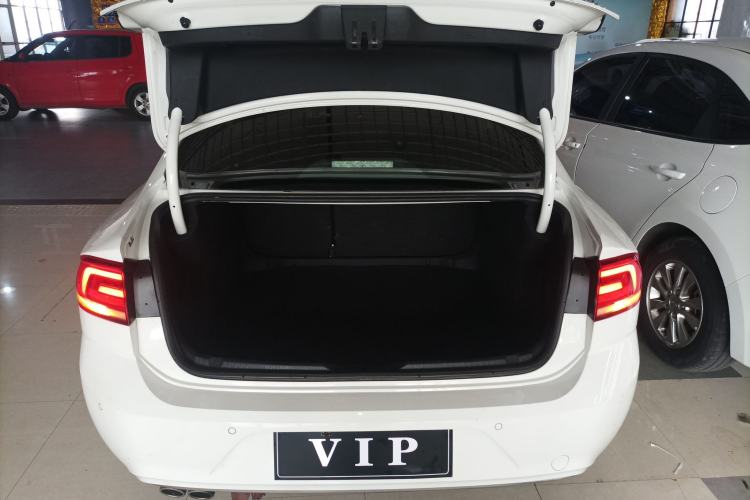 Used Volkswagen Lamando 2015 280TSI DSG Comfort Edition Trunk