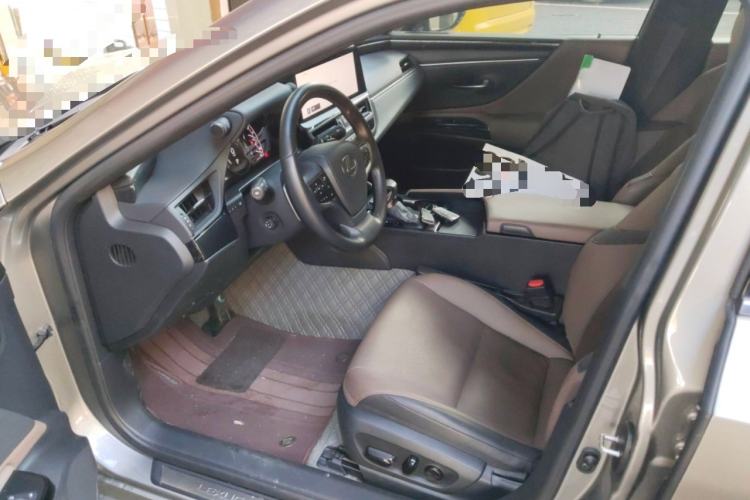 Used Lexus ES 2022 300h Deluxe Edition Left Front Seat