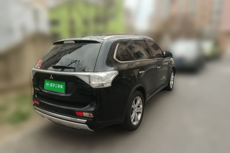 Used Mitsubishi Outlander 2014 2.4L 4x4 Deluxe Value Edition 5 Seats Rear Right 45 Deg