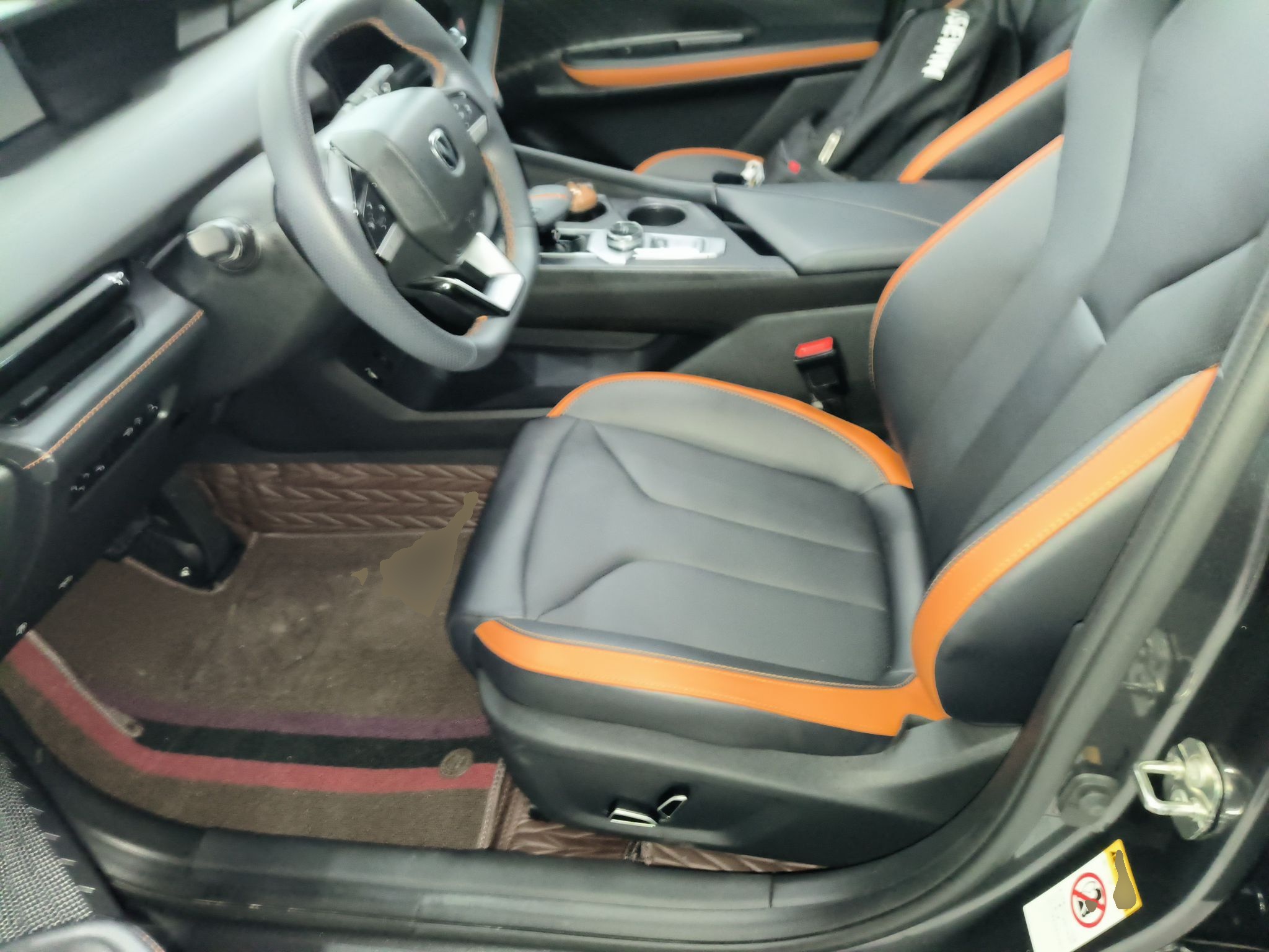 المقاعد الأمامية داخل السيارة