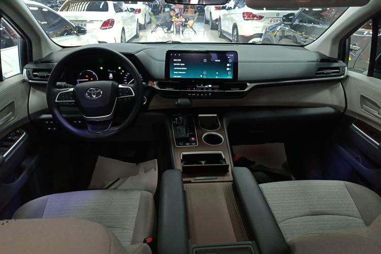 Used Toyota SIENNA 2023 2.5L Hybrid Comfort Edition Center Console
