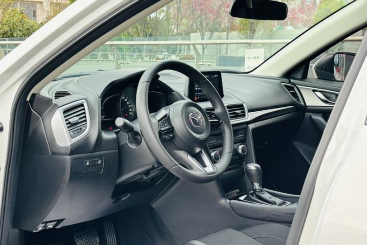 Used Mazda 3 Axela 2019 Cloud-Controlled Version Hatchback 2.0L Automatic Luxury Model China VI Standard