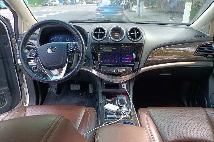 Used BYD Tang New Energy 2015 2.0T Four-Wheel-Drive Flagship Model Center Console