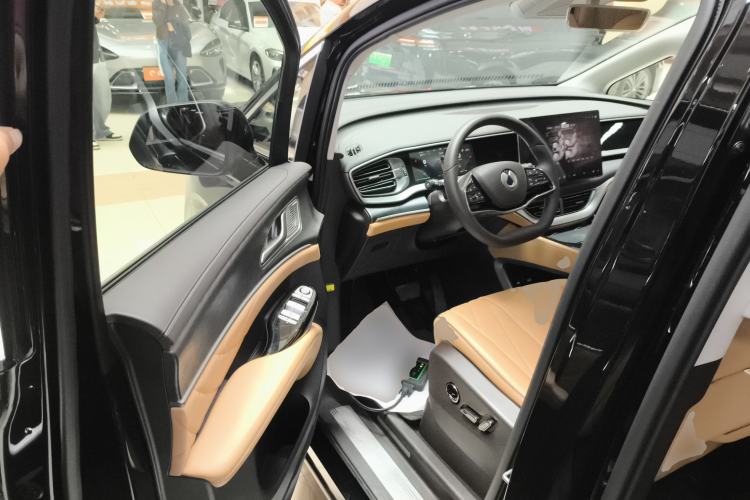 Used Denza D9 2024 DM-i 1050 Luxury Model Driver Seat