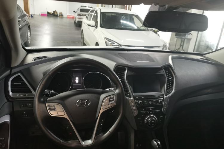 Used Hyundai Santa Fe 2017 2.0T Automatic Two-Wheel Drive Smart Version 7 Seats Center Console