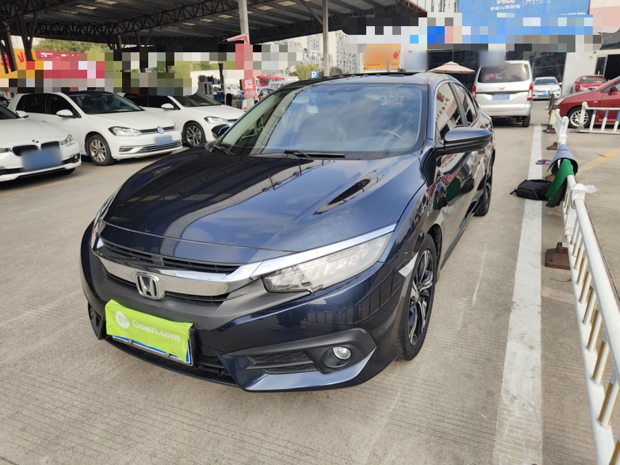 تحت مقدمة السيارة