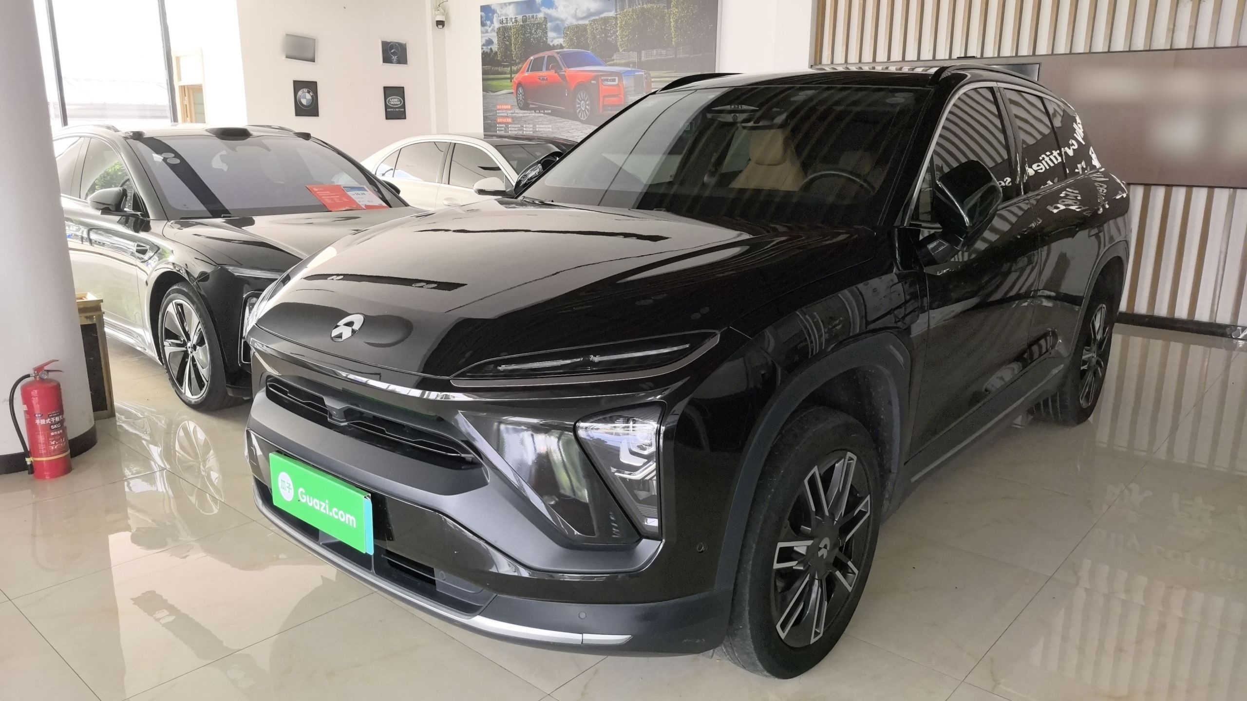 Unter der Vorderseite des Autos