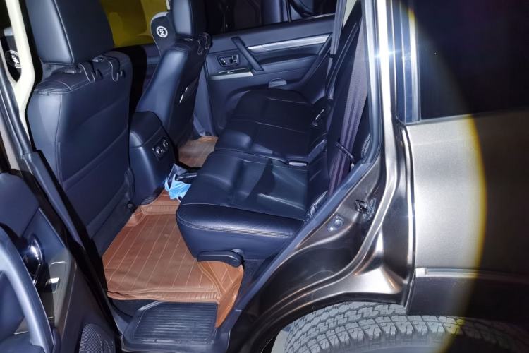 Used Mitsubishi Pajero 2016 3.0L Automatic Luxury Version China V Standard Left Rear Seat