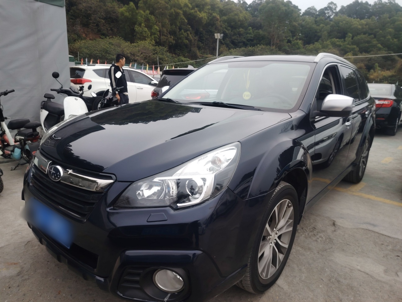 Под передней частью автомобиля