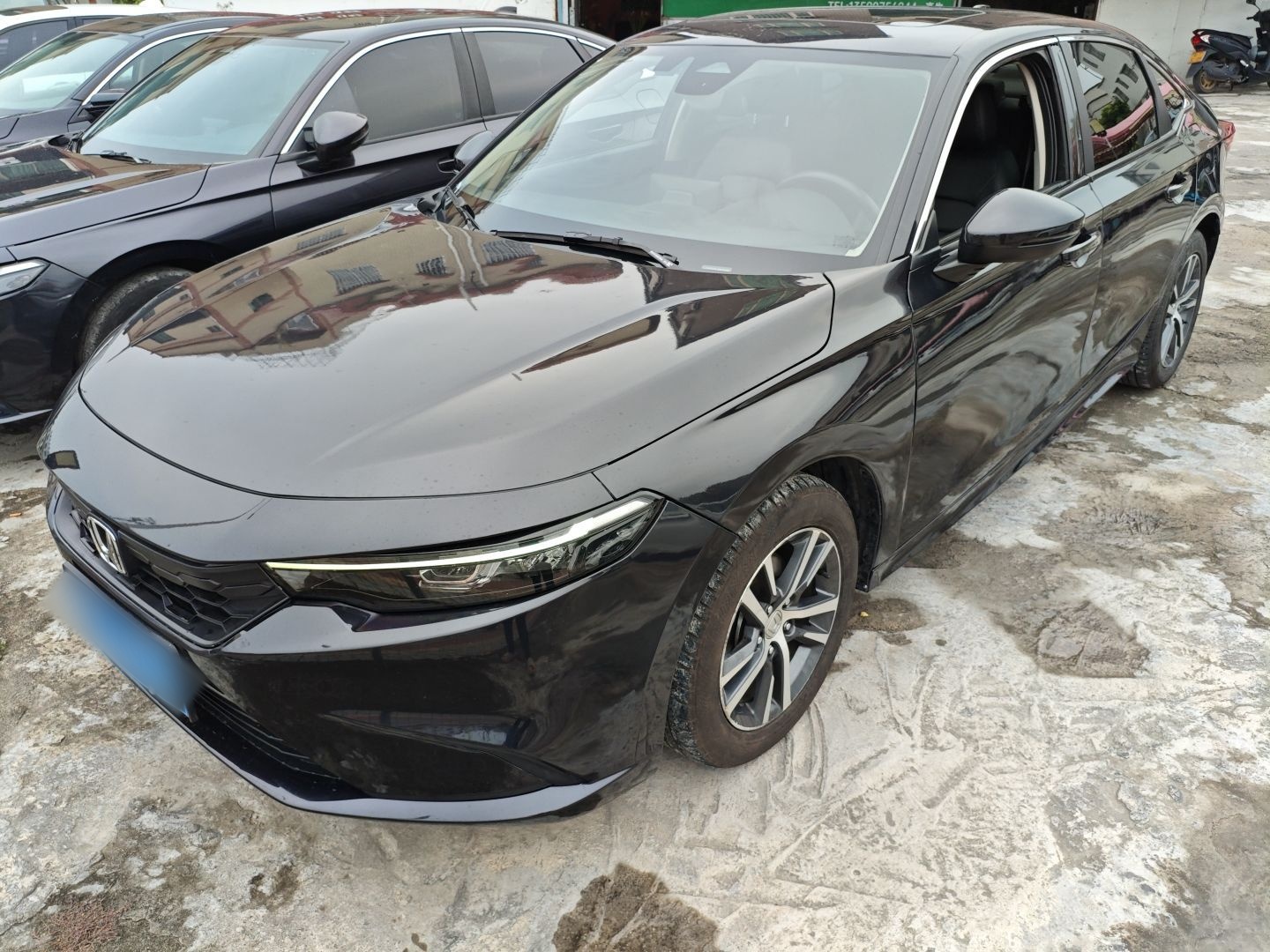 تحت مقدمة السيارة