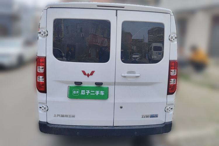 Used Wuling Yangguang 2024 300KM Comfort Version Passenger Van 75kW