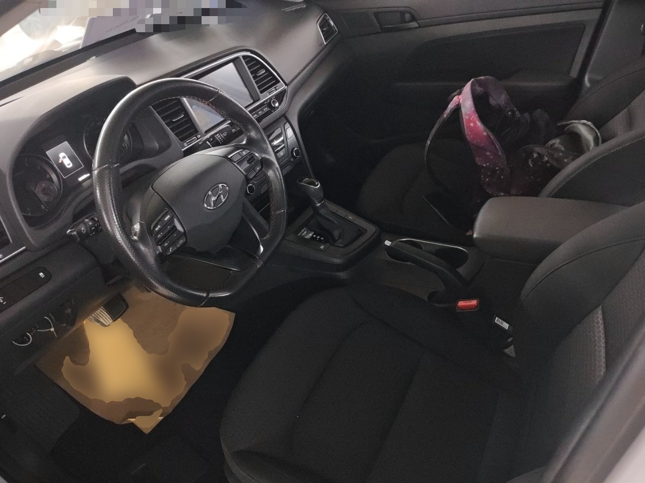 Переднее сиденье в автомобиле