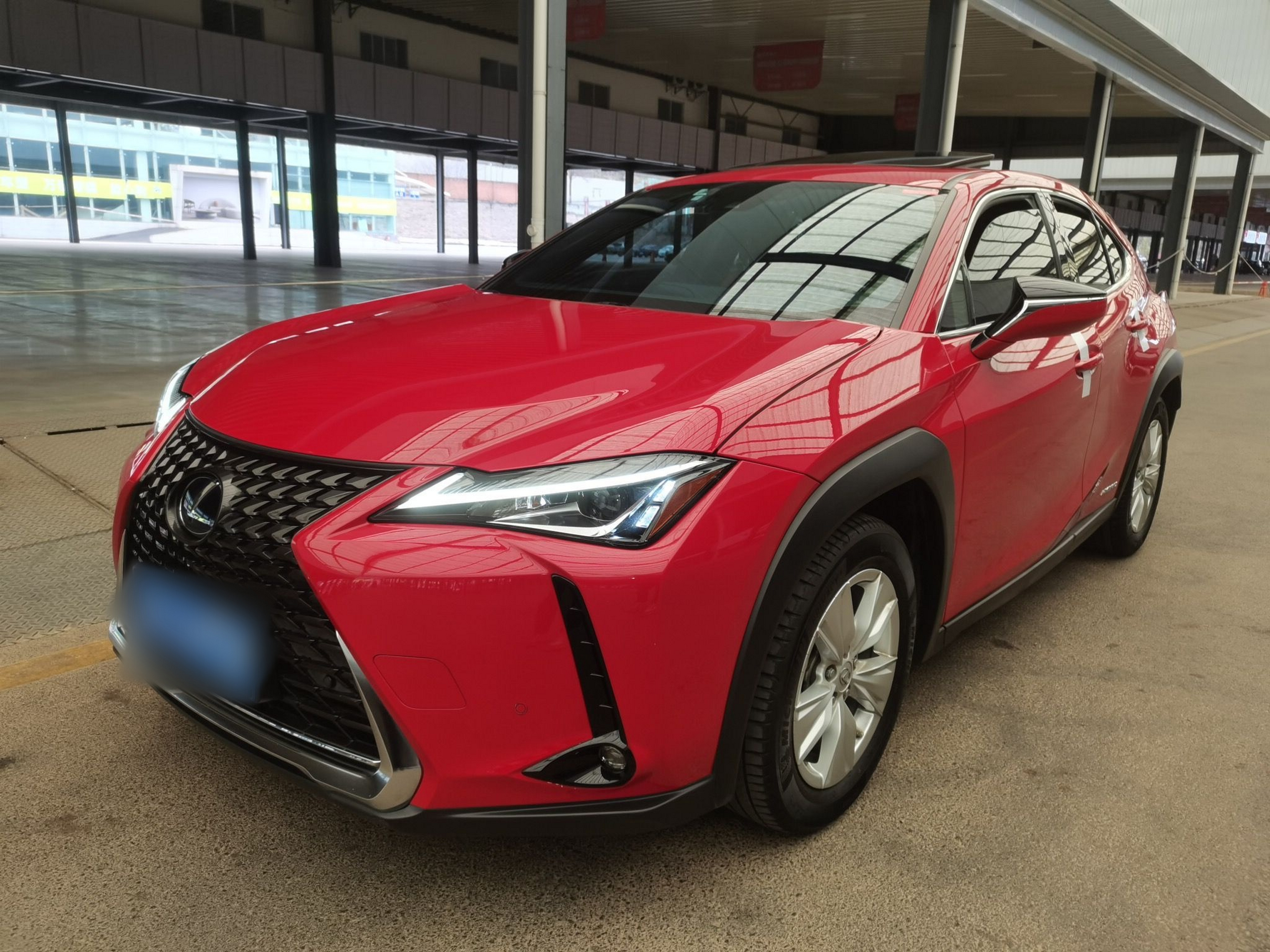 تحت مقدمة السيارة