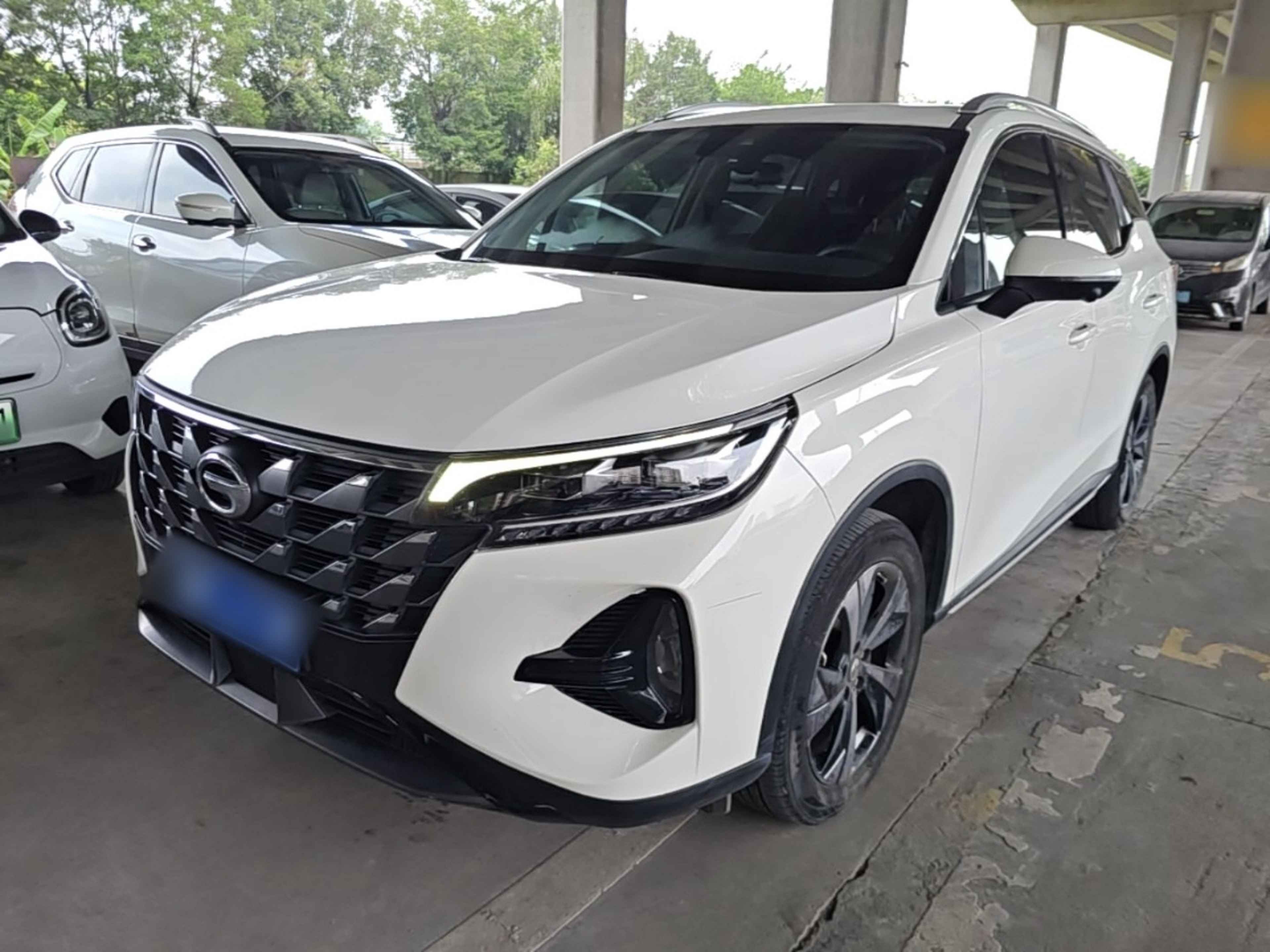 Под передней частью автомобиля