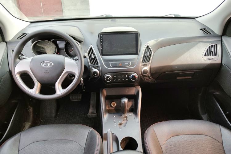 Used Hyundai ix35 2015 2.0L Automatic 2WD Comfort Edition China V Standard Center Console