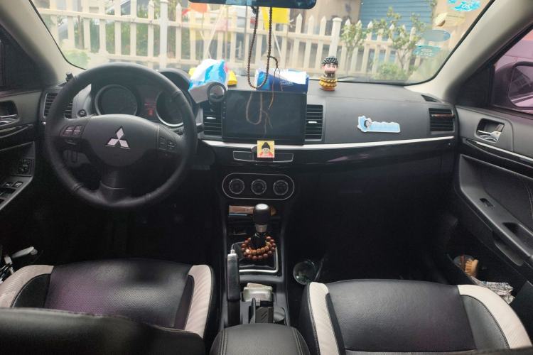 Used Mitsubishi Lancer EX 2016 1.8L Manual Black-and-White Retro Edition Center Console