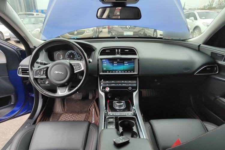 Used Jaguar XEL 2019 2.0T 200 PS Deluxe Edition Center Console